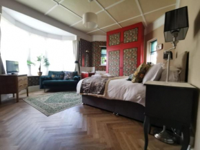 William Morris, Spacious ground floor lux double bedroom
